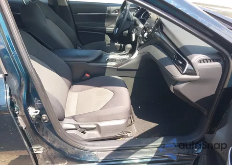 2021 Toyota Camry Le z USA, uszkodzony, nr VIN 4T1C11AK7MU608866